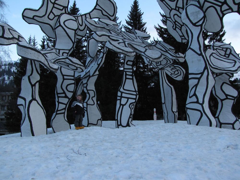 09-0935 Sara devant la sculpture Dubuffet à Flaine 0413-1728