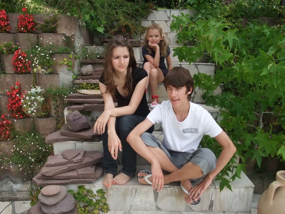 09-2386 Alice, Sara et Antoine sur l'escalier au bord de la piscine