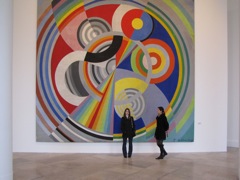 09-0374 Alice et Sandrine devant une fresque de Robert Delaunay