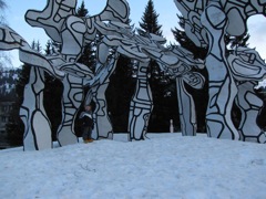 09-0935 Sara devant la sculpture Dubuffet à Flaine 0413-1728