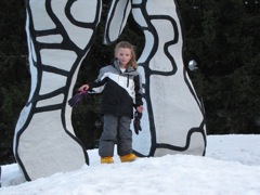 09-0937 Sara devant la sculpture Dubuffet à Flaine 0413-1728