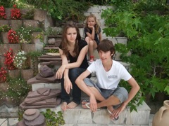 09-2386 Alice, Sara et Antoine sur l'escalier au bord de la piscine